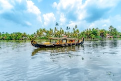 Alaya Stays Palm Dale | Serene Heritage Retreat by the Backwaters with Garden & Restaurant, Alleppey