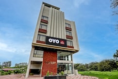 Hotel O Golden Sands Hotel And Banquets Rajendra Nagar station, Indore