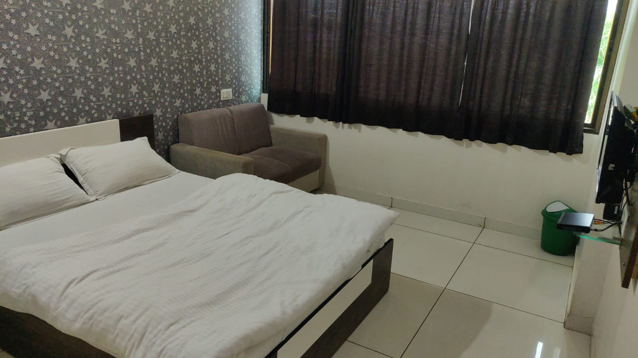 Dwarkesh Guest House - Tap to explore photos