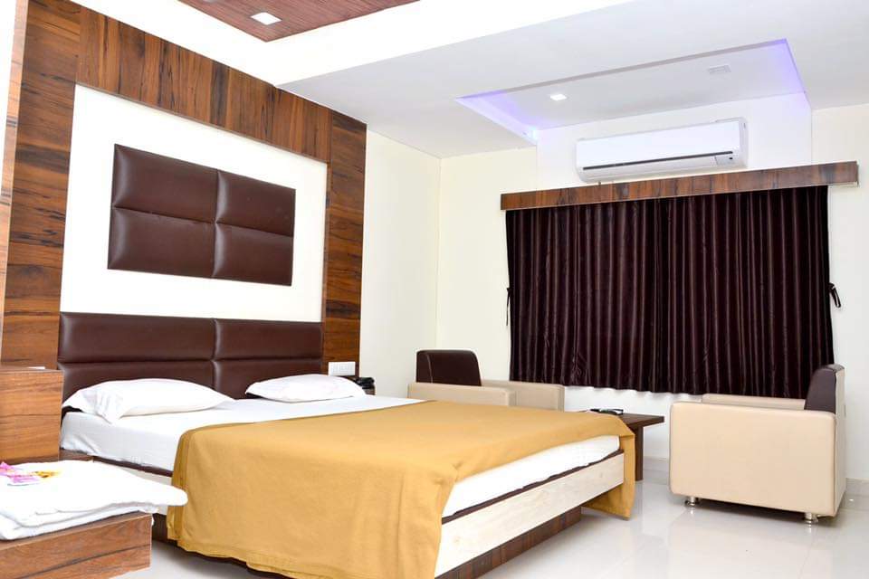 THE NEW HOLIDAY INN - Tap to explore photos