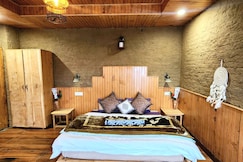 Him Kuteer Shangarh, Sainj