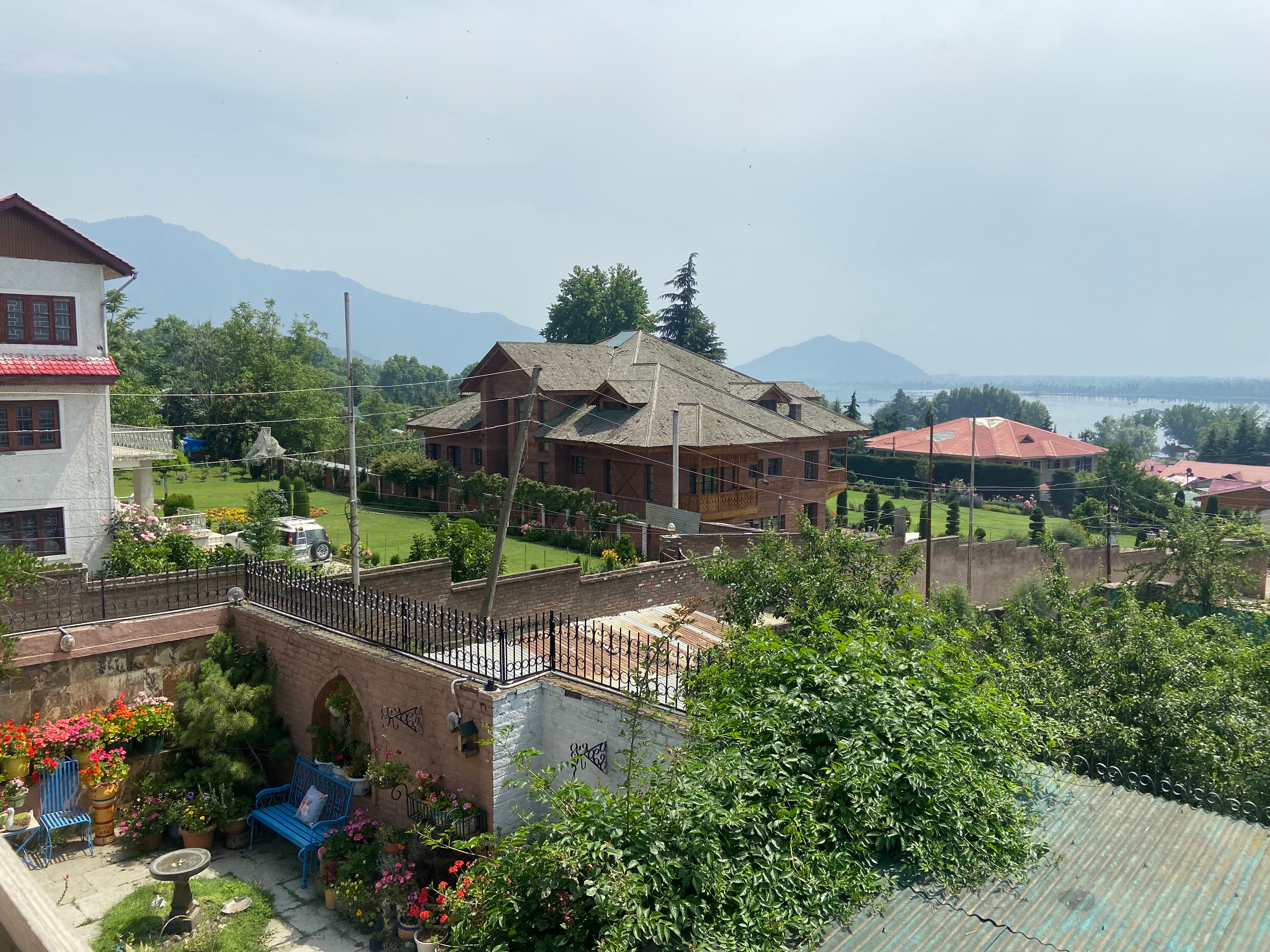 Mountview Villa Homestay, Near Dal Lake - Tap to explore photos