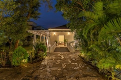 Villa Rouz Pool Jaccuzi Cook 4 min to beach Garden., Goa