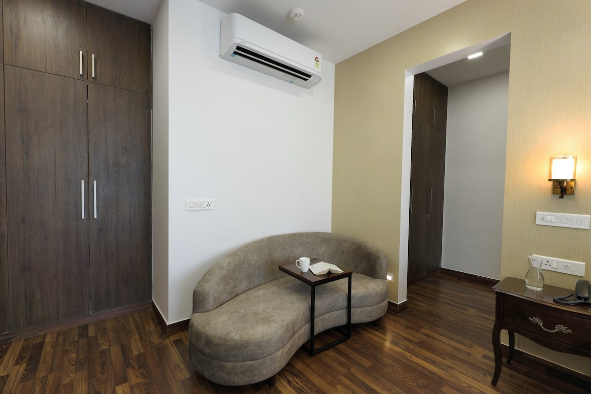 Astor Suite Lavish | 3BHK Fully Equipped Apartment - Tap to explore photos