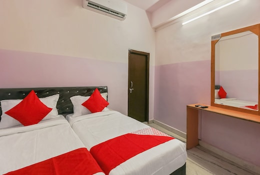 OYO 22085 Raj Banjara White House