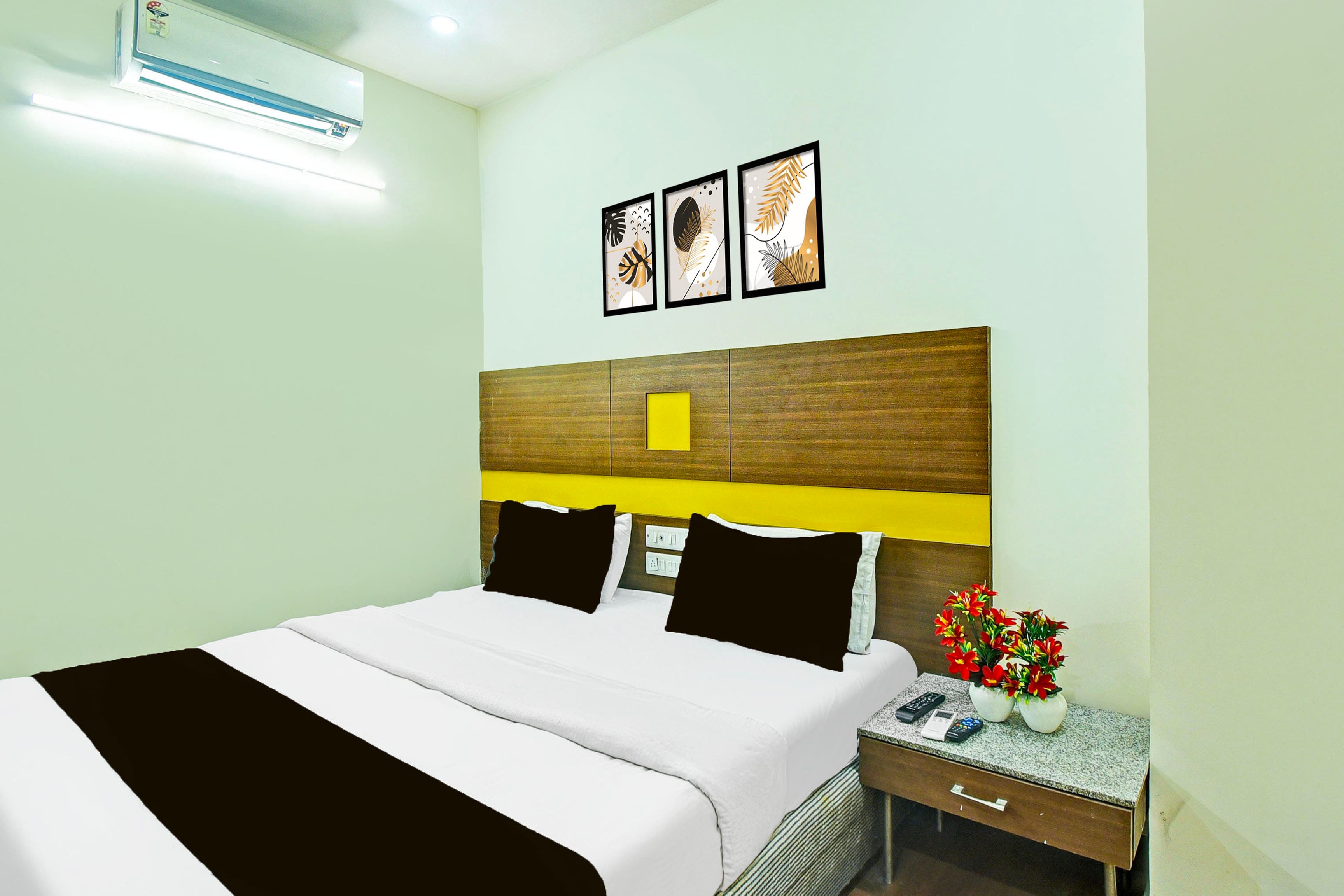 Super Townhouse Amrapali Circle Formerly Hotel Aqua - Tap to explore photos