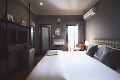 Josh Hotel, Pak Kret