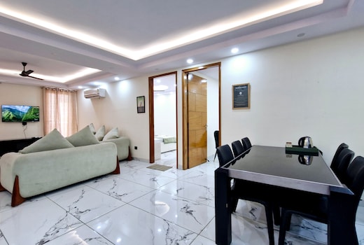 Homlee-Classic 4BHK Flat Central DEL-Lift-Parking