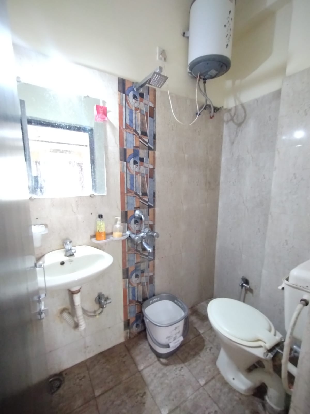 Spacious Independent Studio Flat with a Balcony - Tap to explore photos