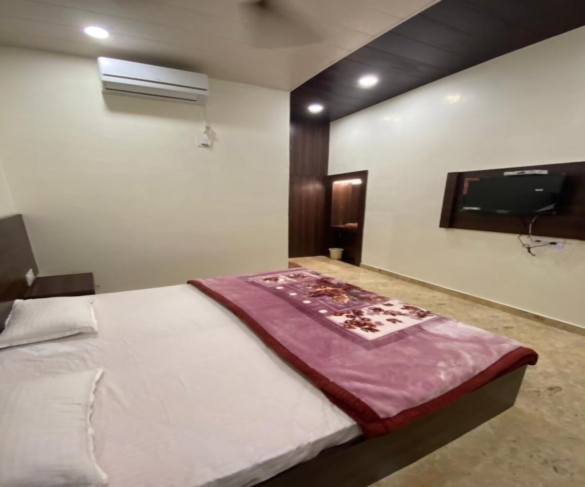 Hotel Siya Ram - Tap to explore photos