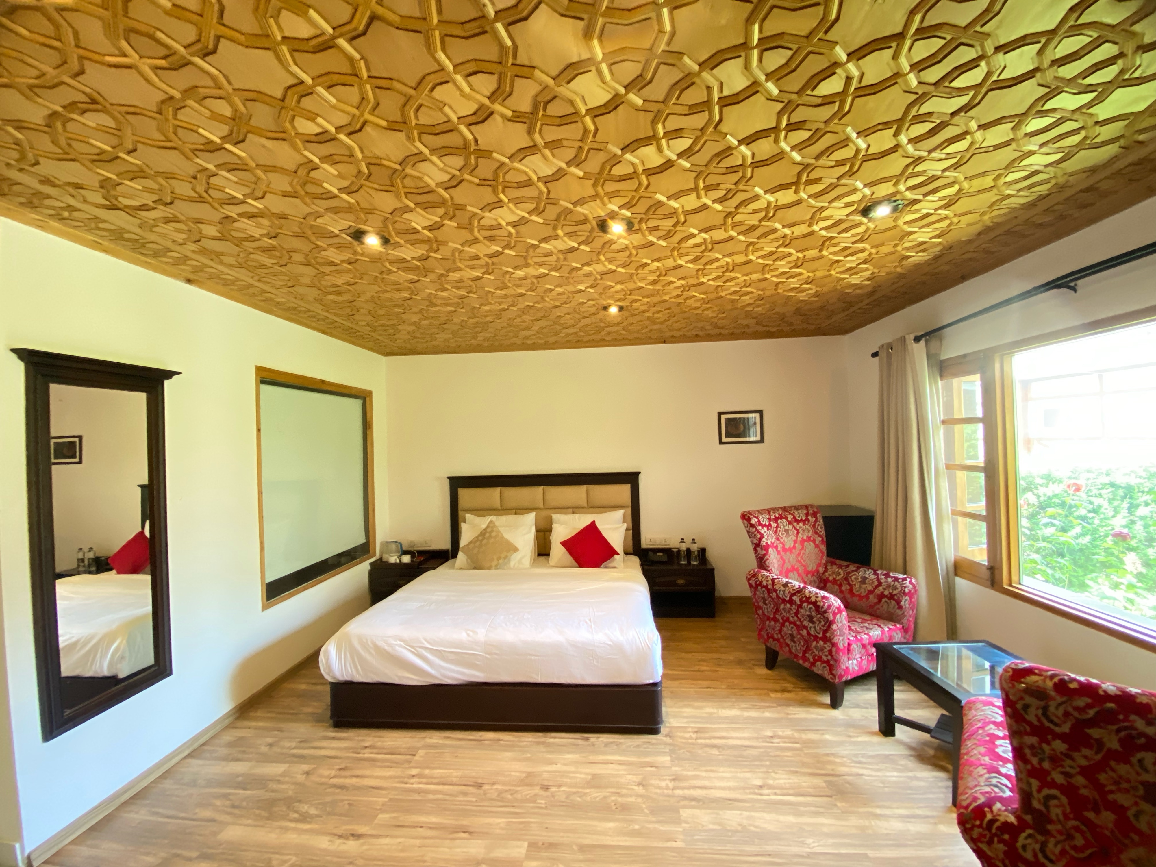 Hotel Metropolis Nearby Dal Lake - Tap to explore photos