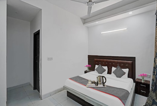 Signature Hotel Noida-62