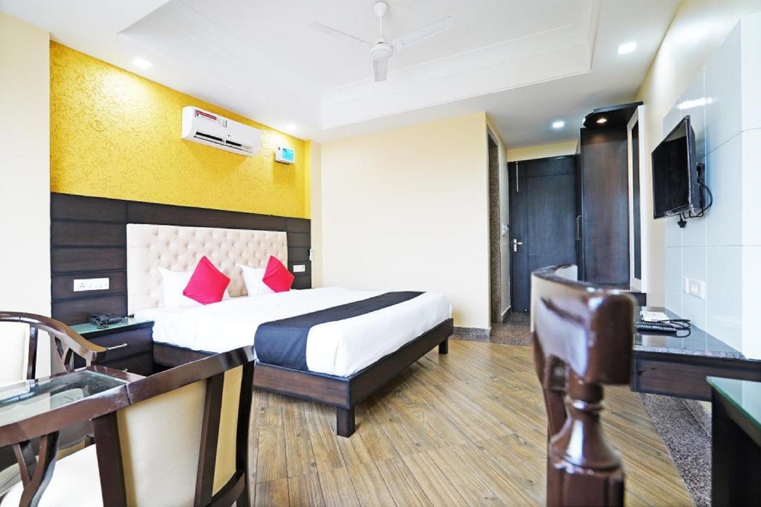 Chinar Hotel And Restaurant - Tap to explore photos