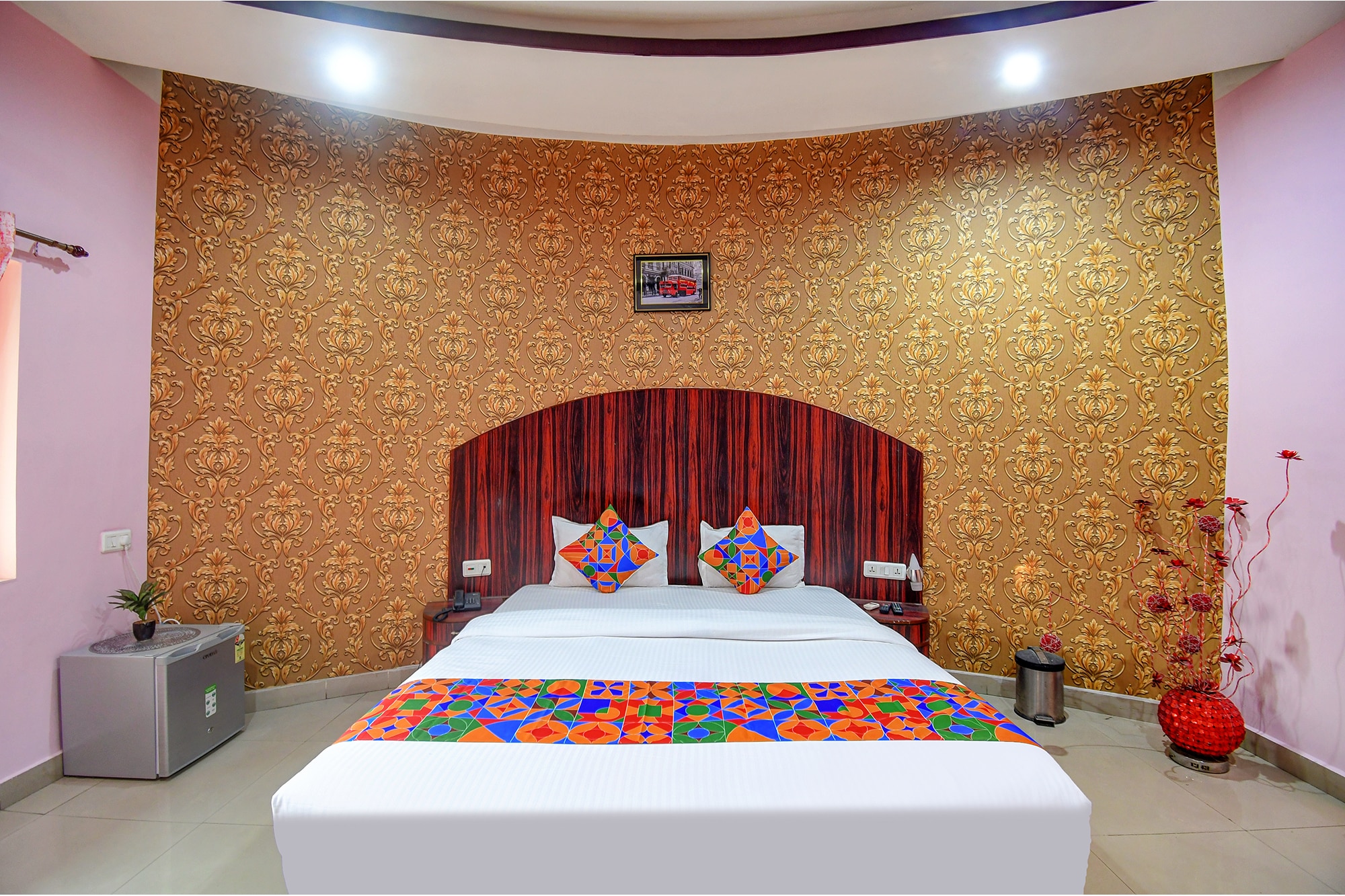 FabHotel Prime Rockstar Suites - Nr. Park Circus 7 Point - Tap to explore photos