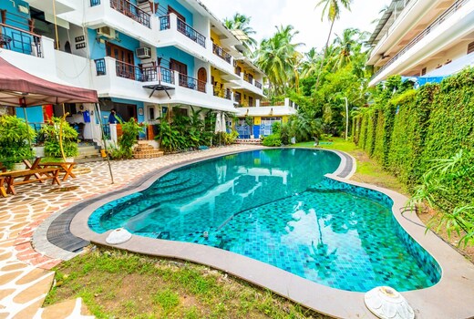 Spacious 1Rk Suite with Common Pool/Jacuzzi