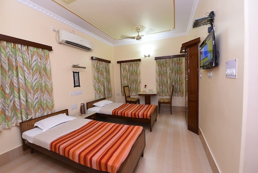 Rooms in 2 BHK Stay Cool Service Apartment Walking Distance from Rashbehari and Kalighat Temple