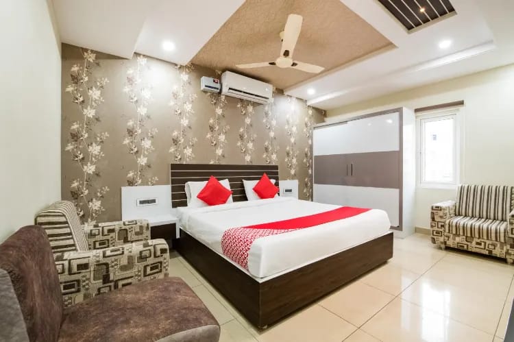 J3 ROYAL GUEST ROOMS - Tap to explore photos