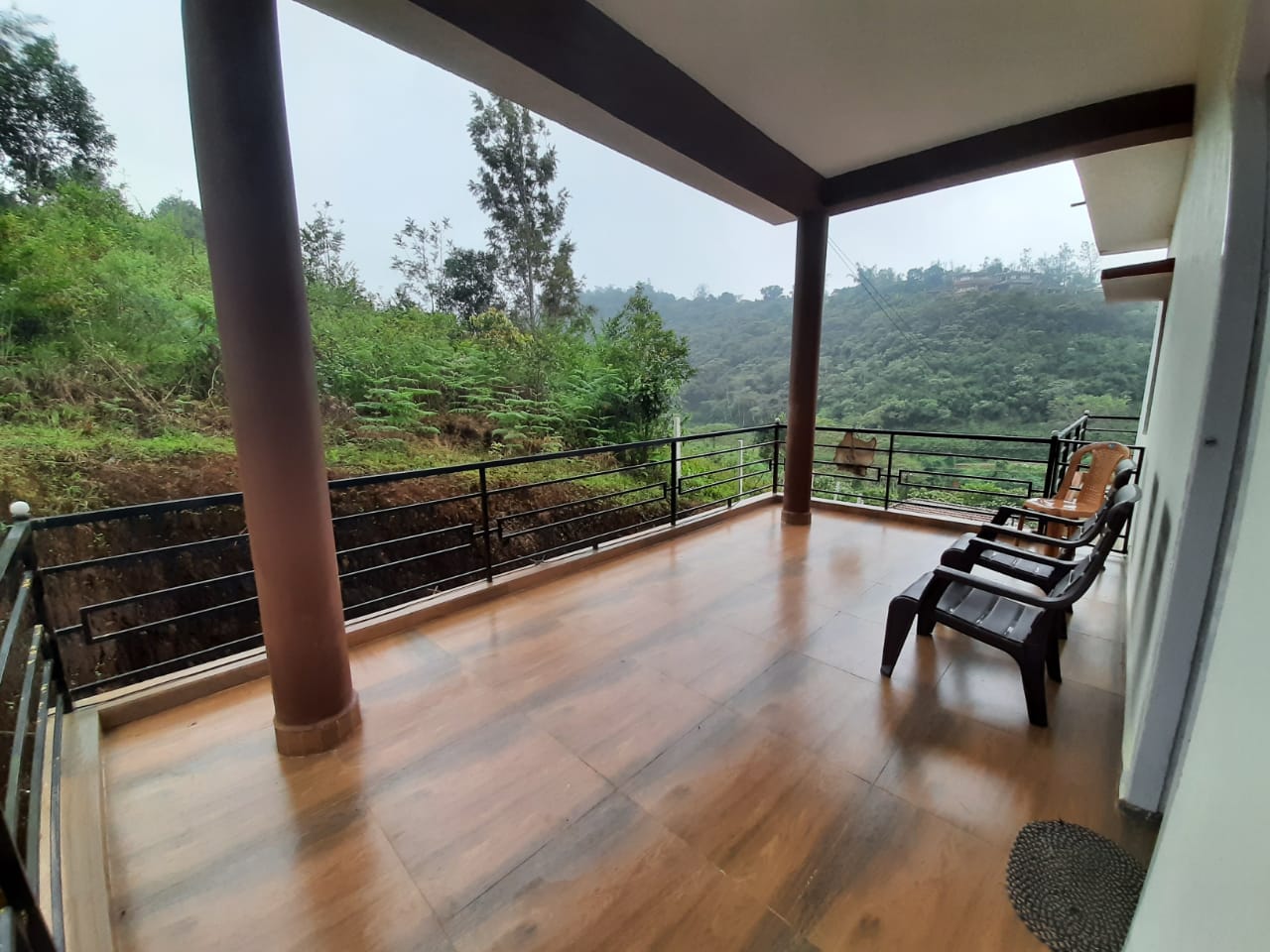 Daisey Dee Home Stay - Tap to explore photos