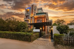 FabHotel The White Orchid, Noida