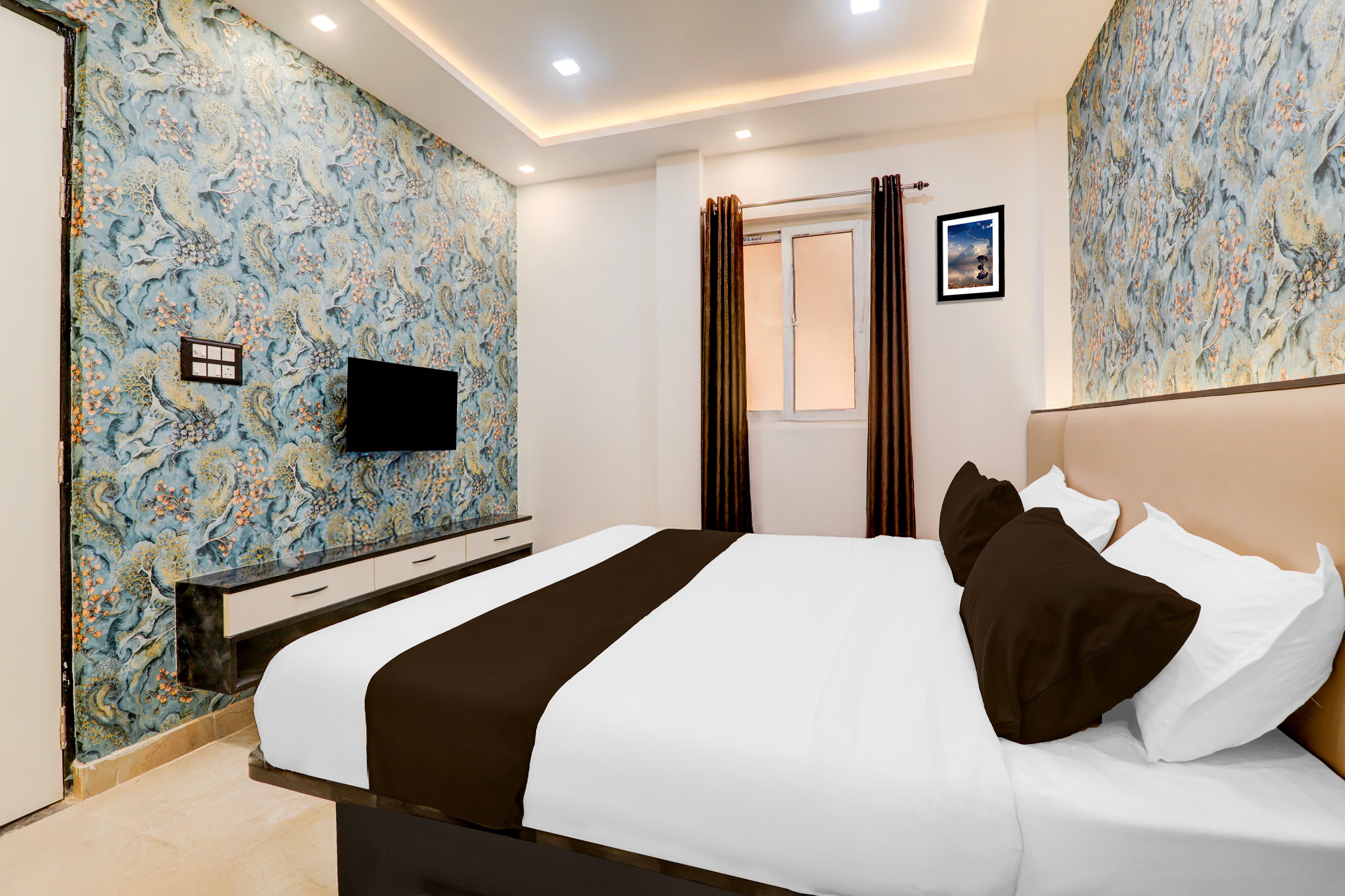 HOTEL O APPLE INN BEHIND STATE BANK OF INDIA - Tap to explore photos