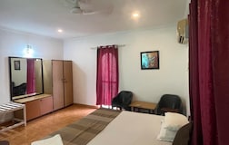 Bedroom 1 ( Garden view )