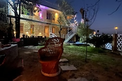 Mud house by Vandhara, Bir Billing