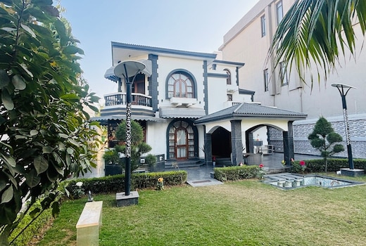 Grand Luxe 4BHK with Pool Jacuzzi