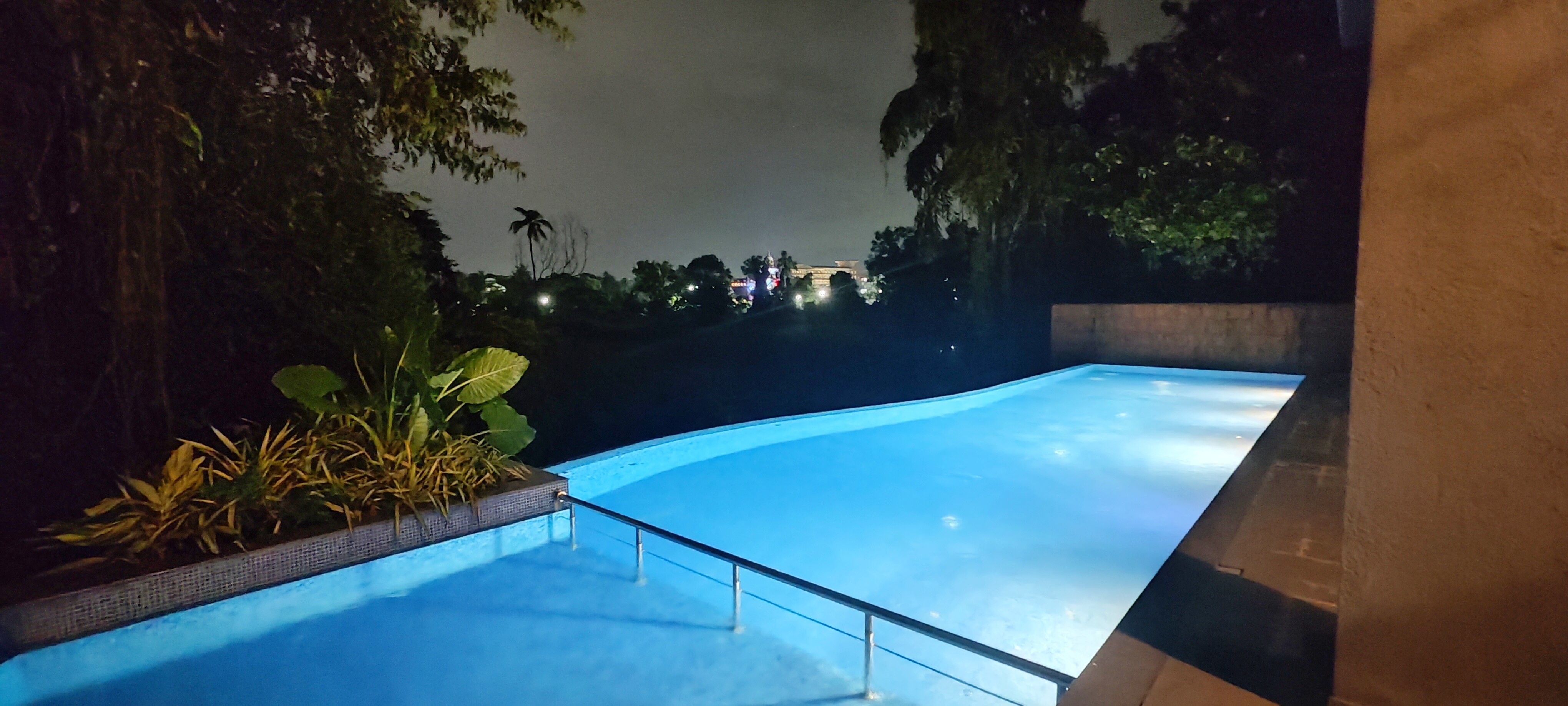 Luxury 1 bhk serviced apartment with infinity pool near Candolim beach - Tap to explore photos