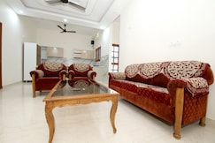 Joshi Homestay| Bright Room with Balcony, Dehradun