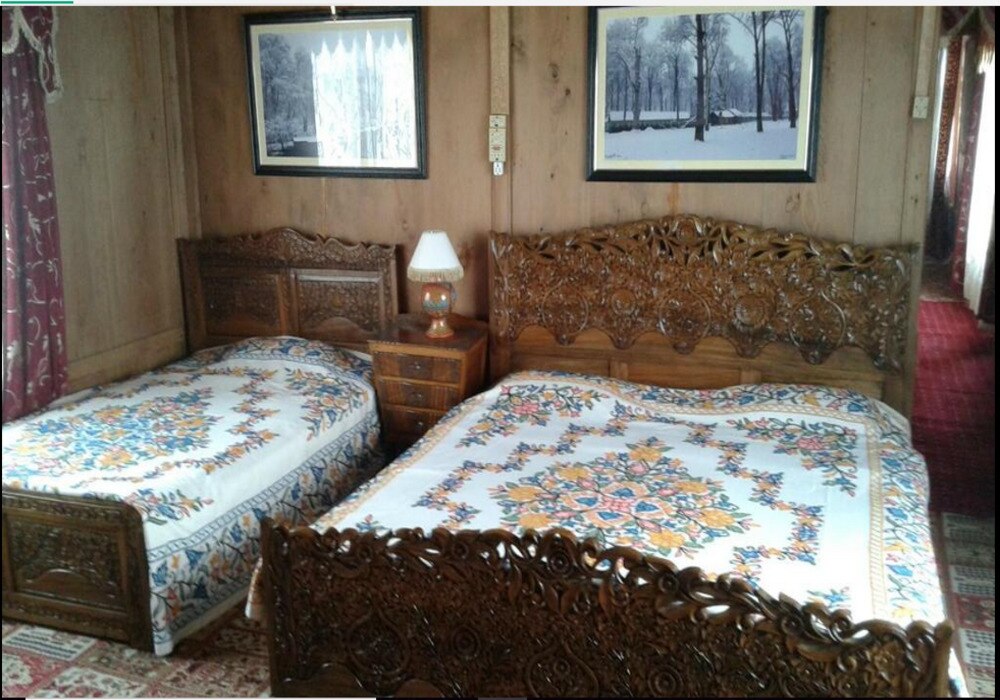 New minivet houseboat - Tap to explore photos