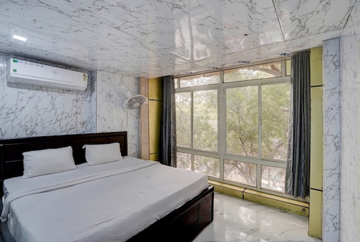 Hotel O POP A Happy Hours Plaza