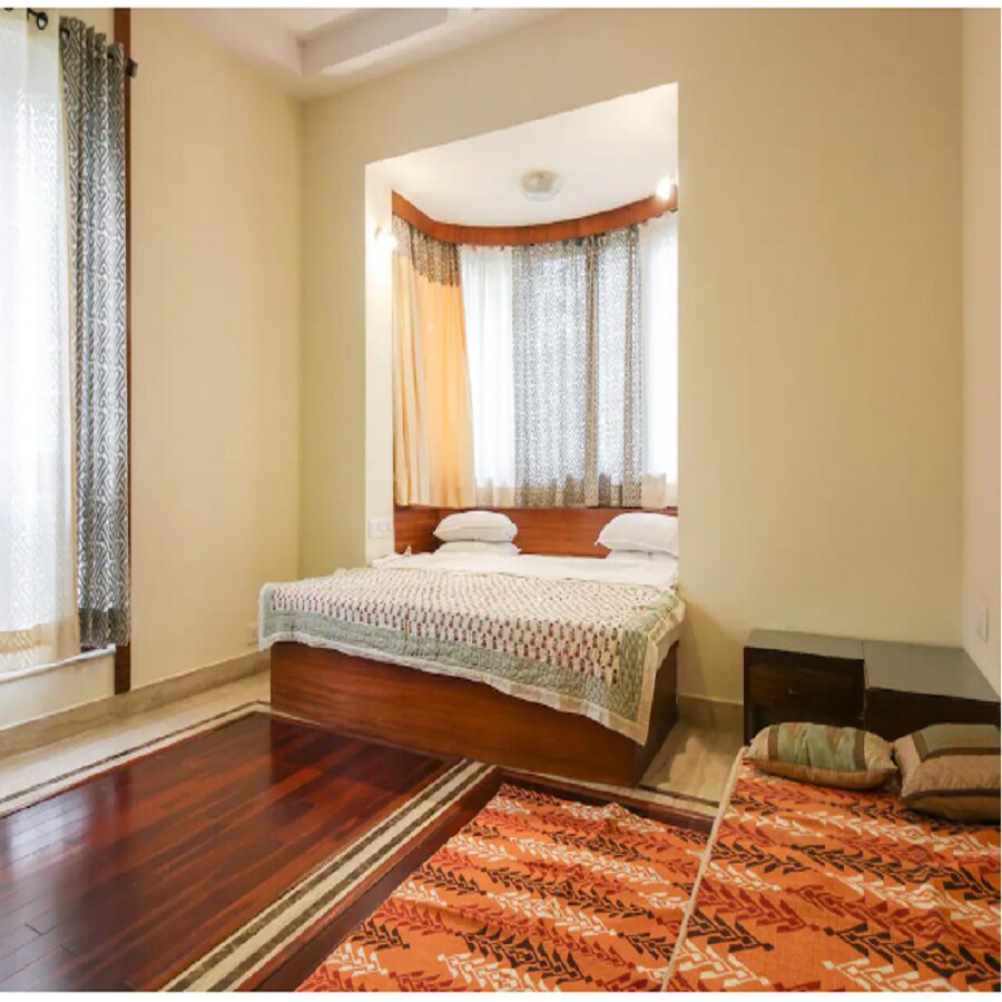 Open plan studio room in city centre - Tap to explore photos