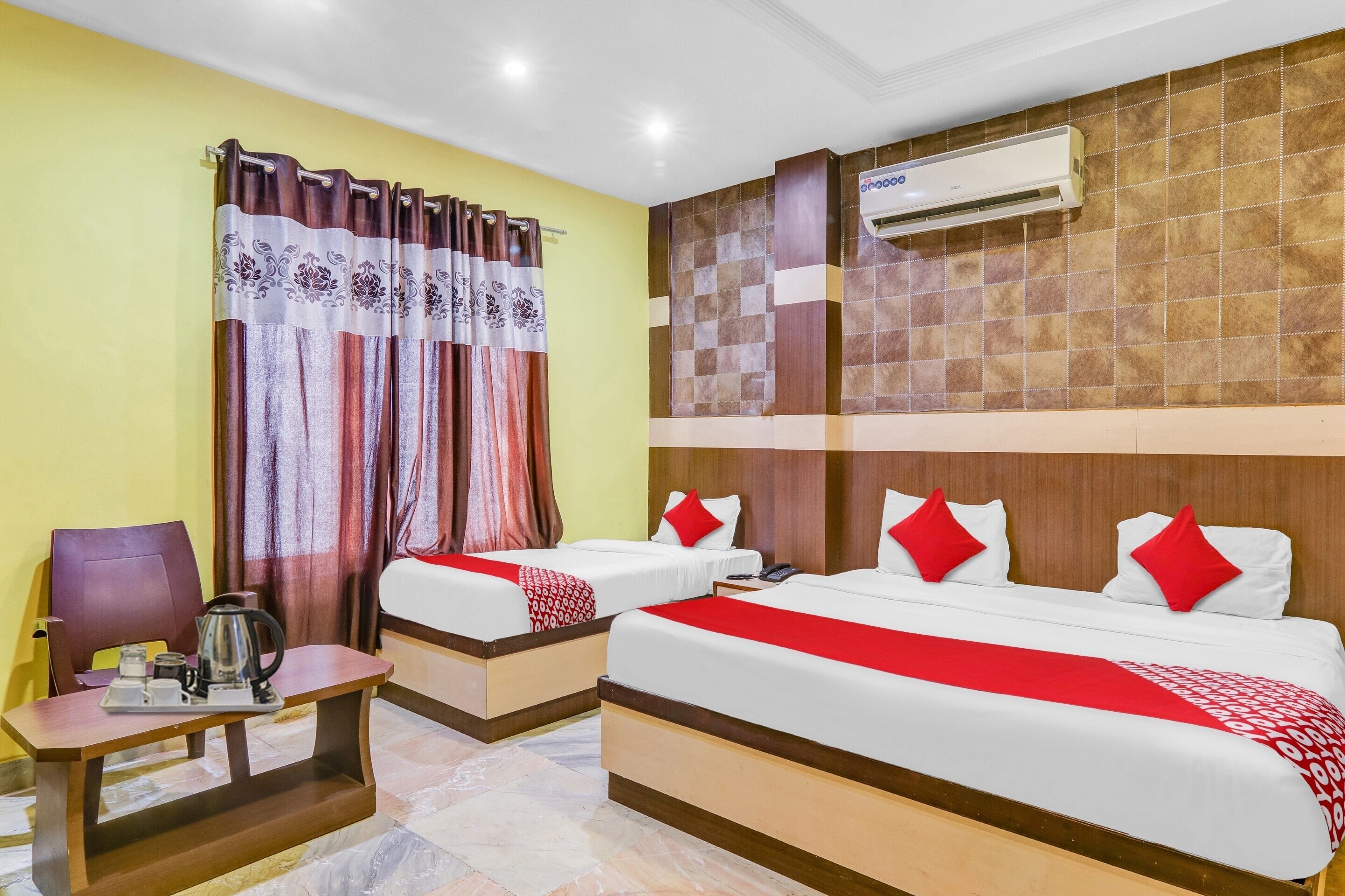 Hotel O Crystal Near Gomti Riverfront Park - Tap to explore photos