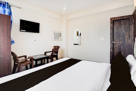 Super OYO 833835 Hotel Blue Stone