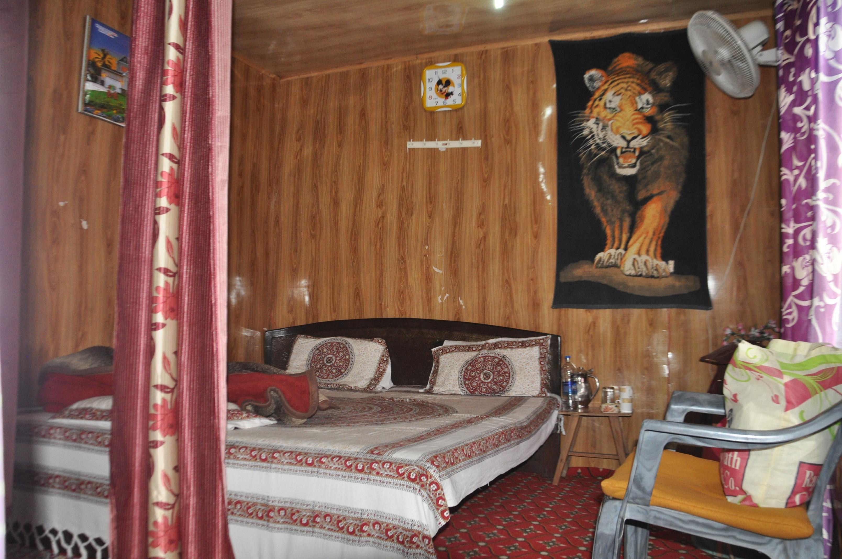 Bob Marley Houseboat - Tap to explore photos