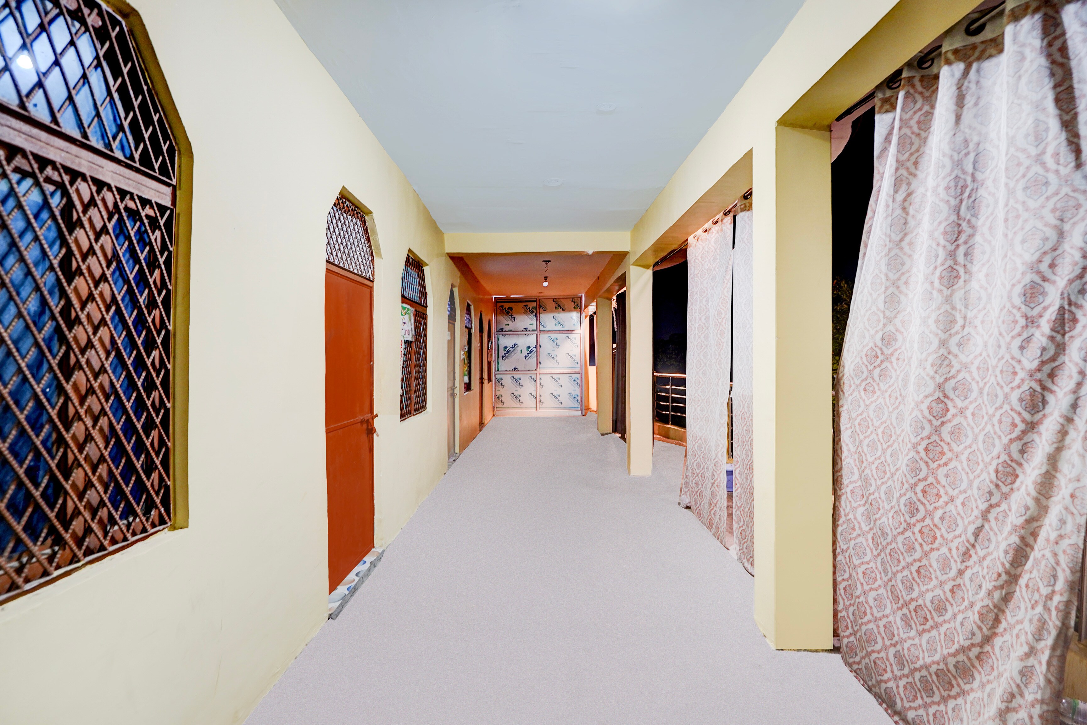 SPOT ON Parihar Hotel - Tap to explore photos