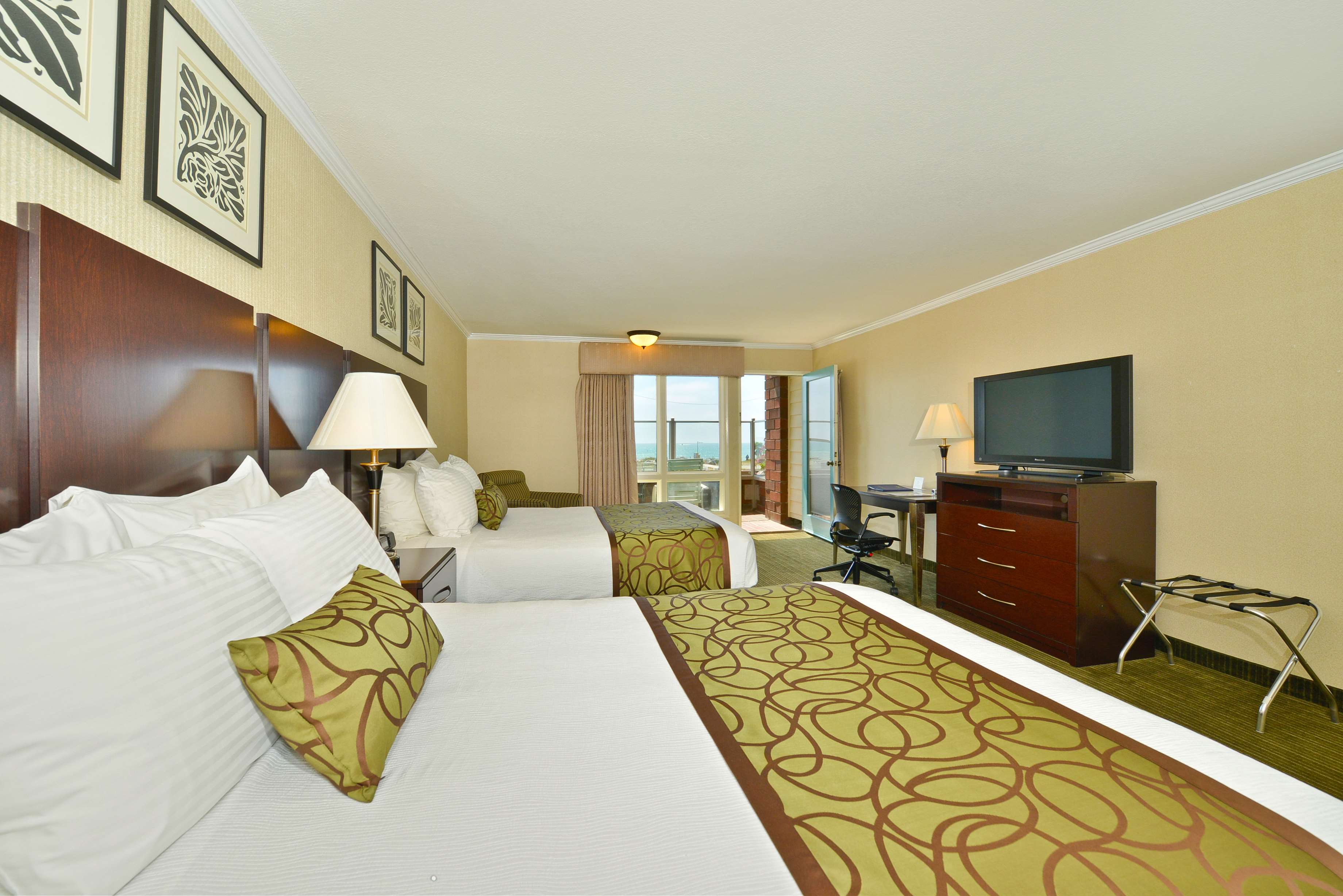 Best Western Plus Dana Point Inn-by-The-Sea - Tap to explore photos