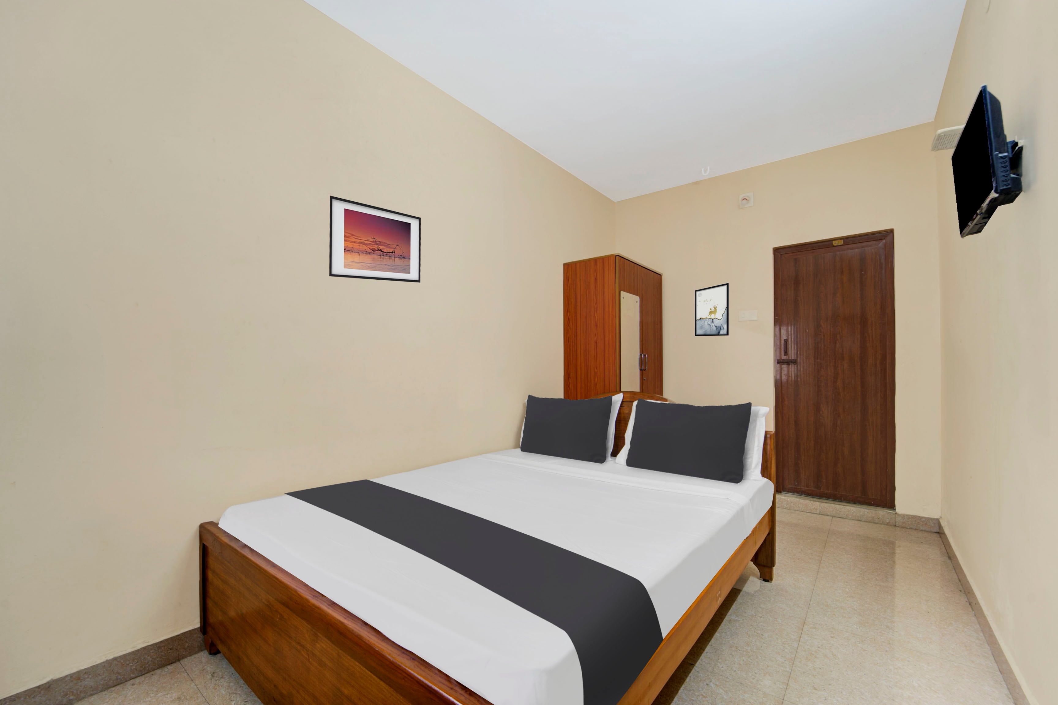 Super Hotel O Chinnamuthu Main Street - Tap to explore photos