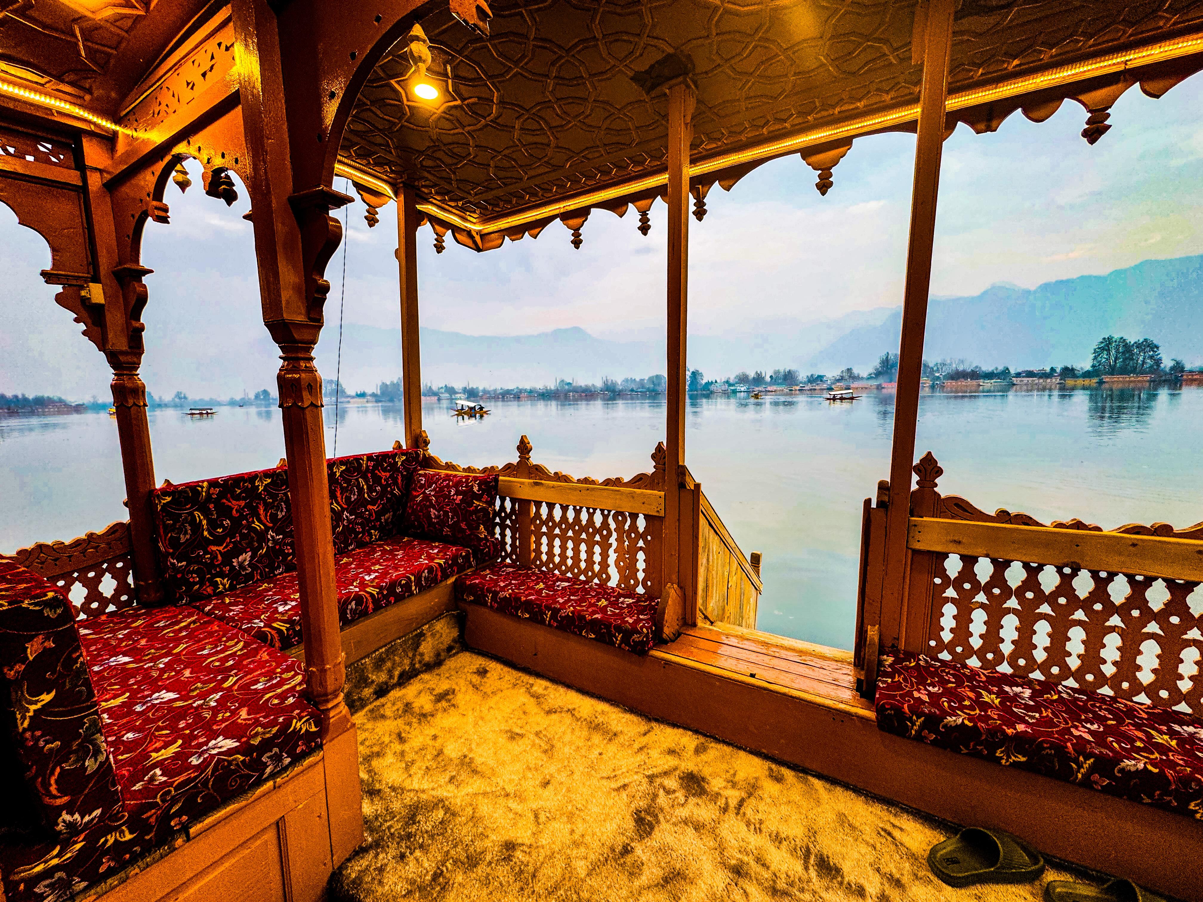 Peacock Houseboats 𝗕𝗢𝗢𝗞 Srinagar Houseboat