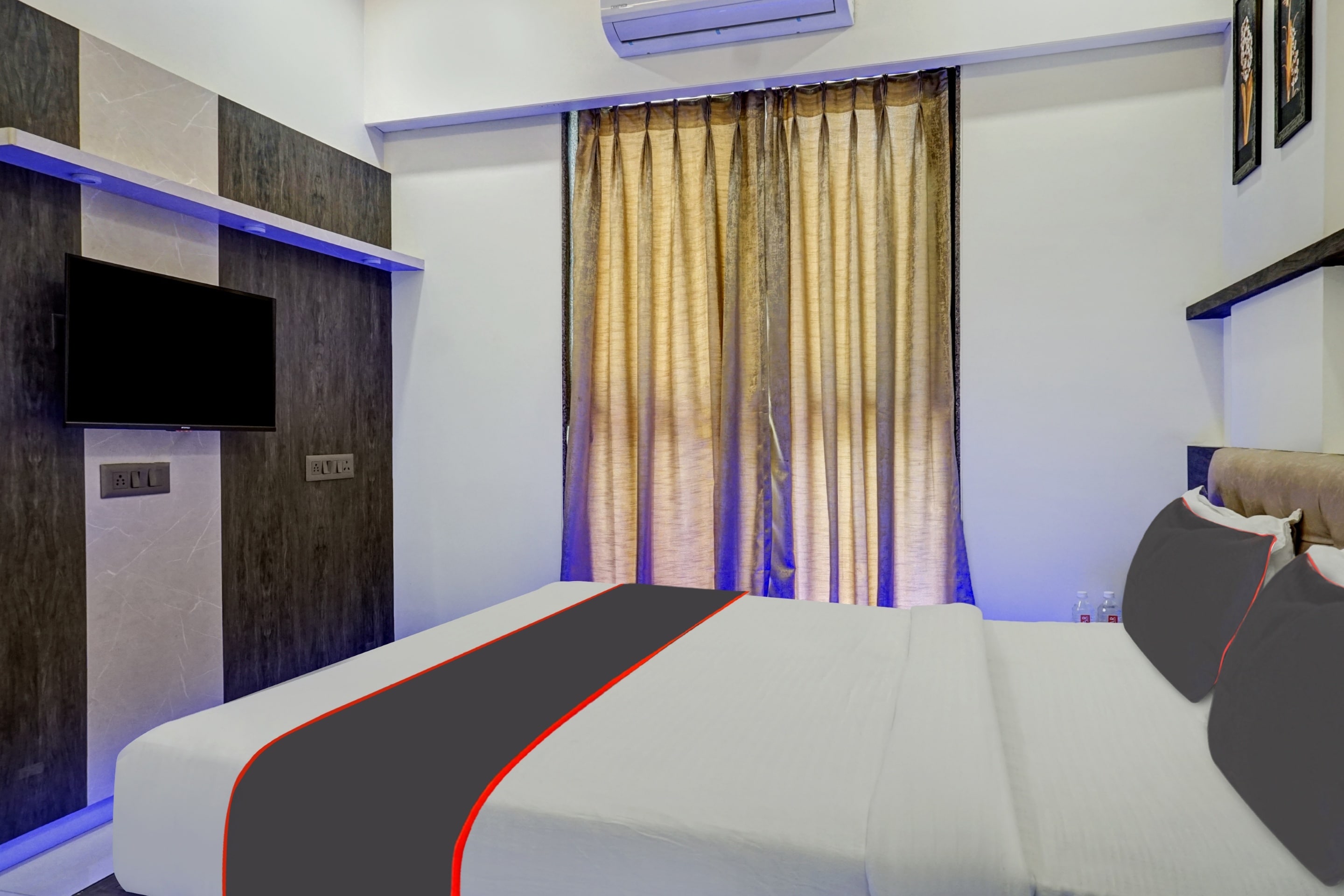 Super Townhouse Poona Royal - Tap to explore photos