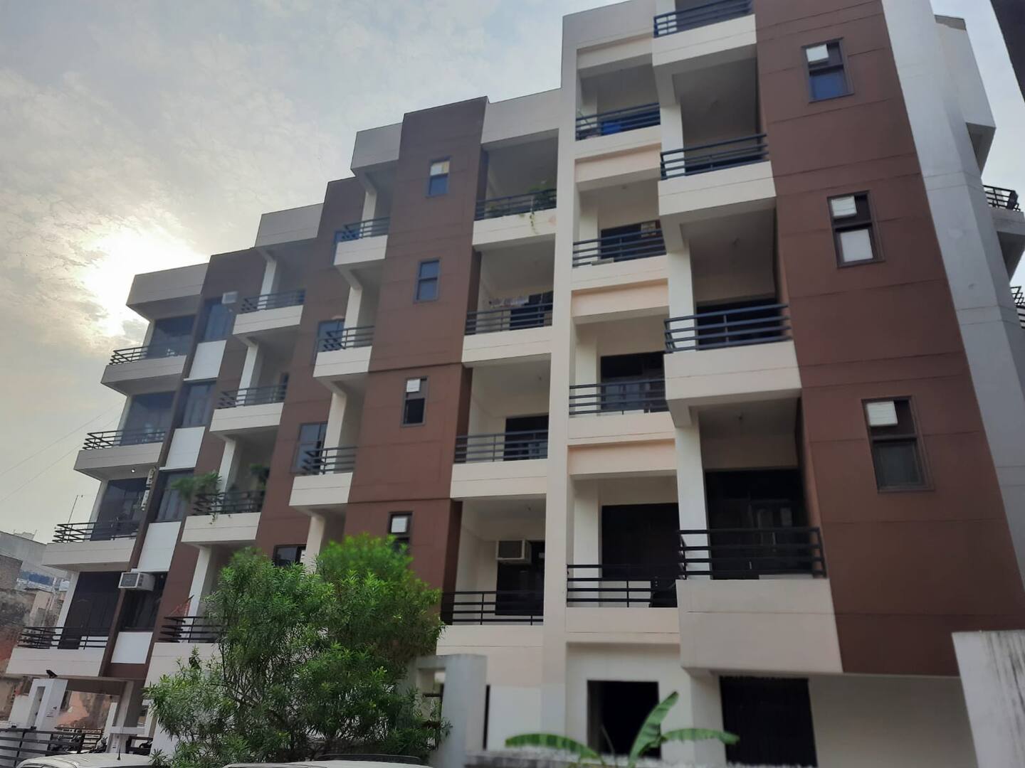 Lux 2 BR Apt near Hazratganj and Vidhan Sabha Metro - Tap to explore photos