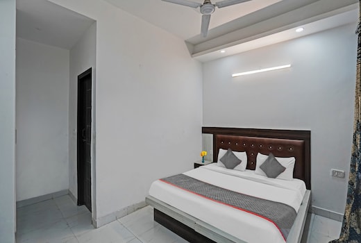 Signature Hotel Noida-62