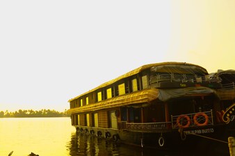 THARANGINI HOUSEBOATS