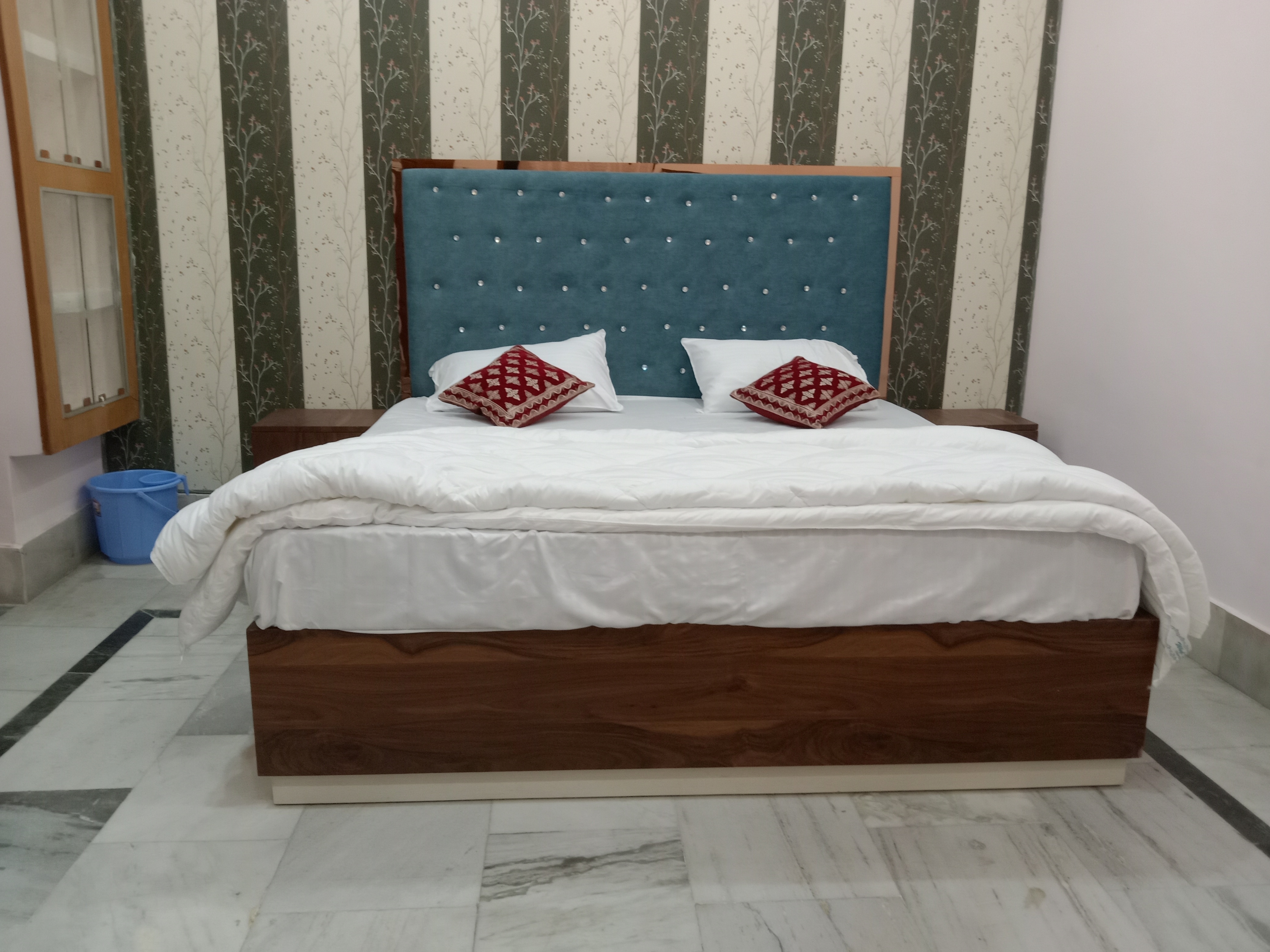 Urjit Home stay - Tap to explore photos