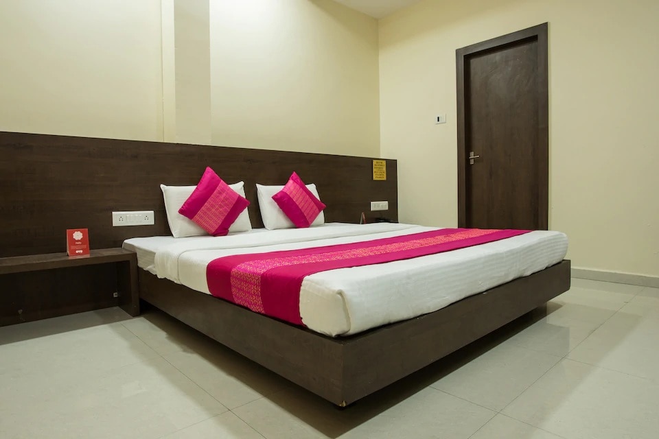 Anroute Stays - Near Mahakal Temple - Tap to explore photos