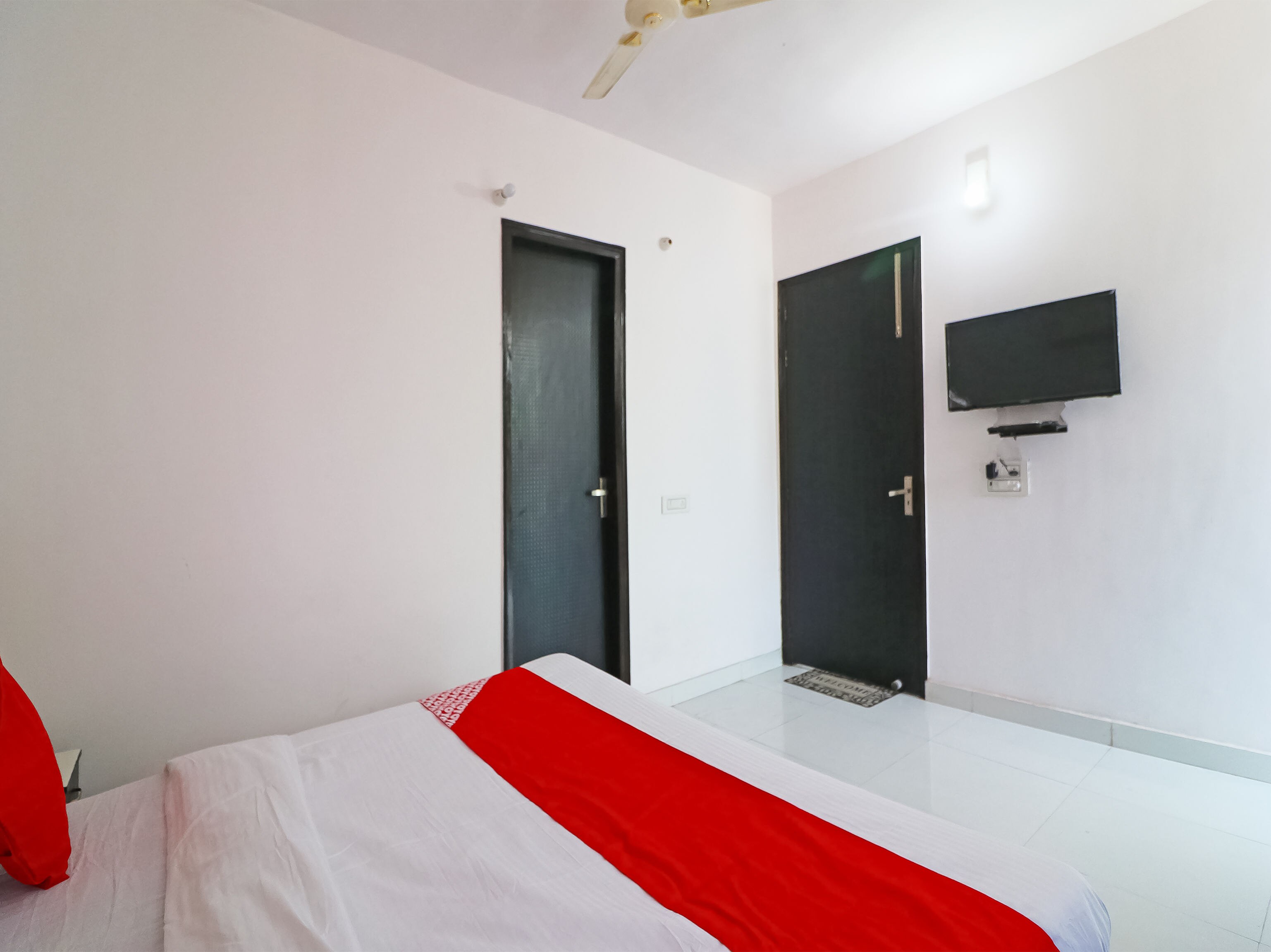 Oyo Red Carmine Delhi Price Address Reviews