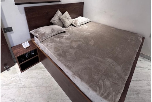 Mini Studio on 2nd Floor  100m from Bus Stand