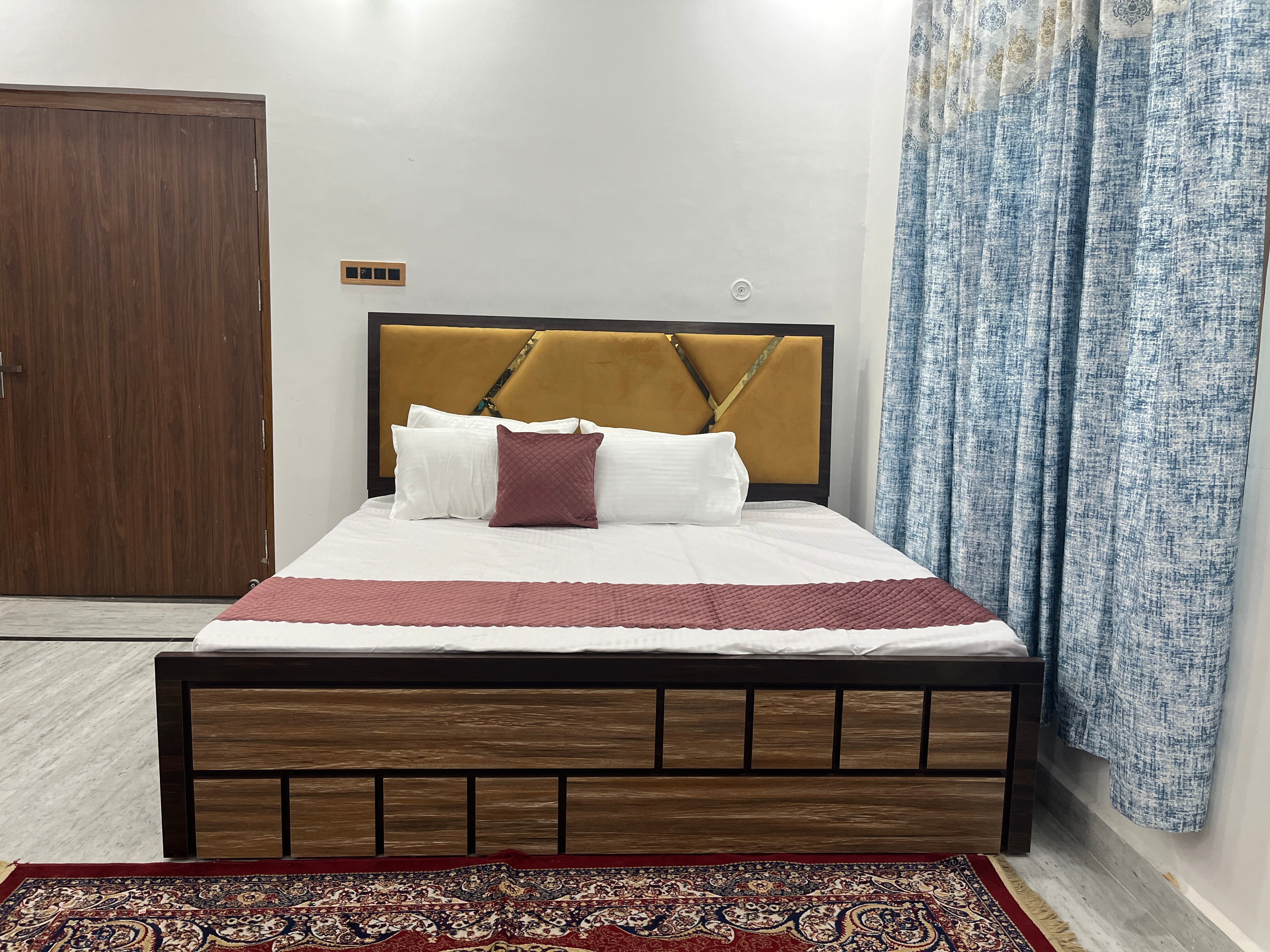 Shri Ram International Home Stay - Tap to explore photos