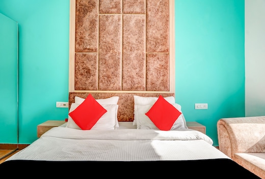 Capital O Mannat Near Shalimar Bagh Metro Station