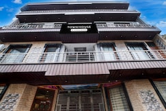 Super Townhouse Chandigarh Near PEC-PGI-PU Formerly Hotel Paradise, Kasauli